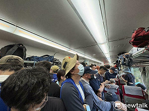 獨家》(影)鏟子超人收工瞬間！乘客火車上喊「辛苦了」 引爆全車廂鼓掌致謝 