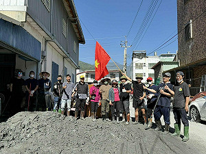 印尼、越南移工組志工隊放棄休假挺進花蓮災區　網友感動喊「謝謝超人隊！」 