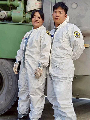 化學兵士官夫妻銷假投入災後復原！泥濘中度過結婚11週年紀念日