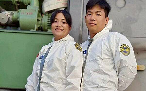 化學兵士官夫妻銷假投入災後復原!泥濘中度過結婚11週年紀念日