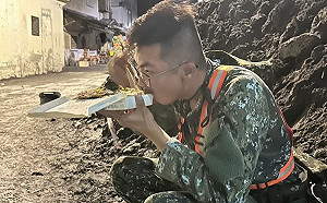畫面很揪心!國軍協助光復鄉災區全面復原  蹲爛泥中吃便當