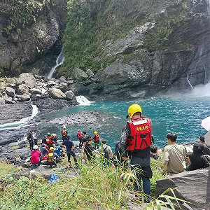 屏東沙拉灣瀑布溺水　1印尼籍男子救起無生命跡象