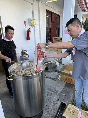 心疼災民只吃泡麵！網紅總舖師開車960公里 只為煮一鍋佛跳牆