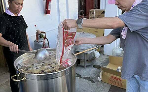 心疼災民只吃泡麵！網紅總舖師開車960公里 只為煮一鍋佛跳牆