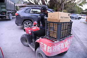 花蓮災區路難行  業者出動沙灘車載運便當物資