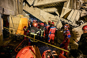 違法加蓋釀悲劇！印尼學校倒塌 65青少年被困生死未卜