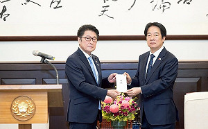 賴清德感動台日像家人互相扶持!日議員呈獻花蓮善款捐贈目錄