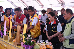 認真? 光復鄉罹難者頭七   他竟對徐榛蔚喊「縣長慈悲」：傅崐萁功德大事化小 