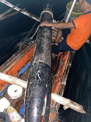 捕條大魚卻無法笑哈哈！菲國巴拉望撈到12英尺長不明國籍水下無人機