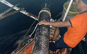 捕條大魚卻無法笑哈哈！菲國巴拉望撈到12英尺長不明國籍水下無人機