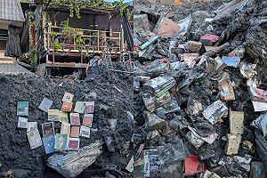 知名作家3萬本藏書與作品全泡湯！網友直呼：心在淌血