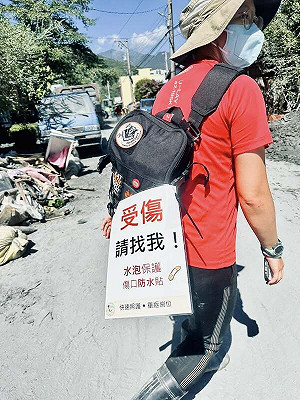 行走的天使!護理師組隊揹「受傷請找我」掛牌 深入災區照護志工與災民