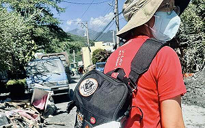 行走的天使！護理師組隊揹「受傷請找我」掛牌　深入災區照護志工與災民