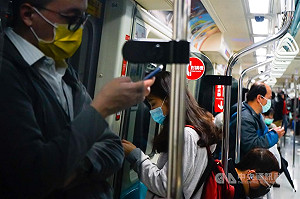 北捷優先席糾紛遭踹老婦為通緝犯 北市警逮捕送辦