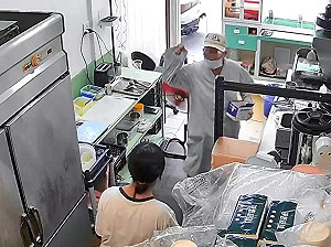 出家人化緣遭拒！飆罵店家更作勢打人 網友質疑是假比丘尼