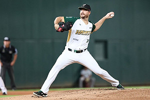 艾速特好投搶勝  雄鷹與桃猿年度戰績剩0.5場勝差