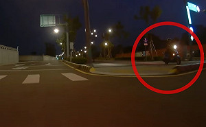 (影)騎上人行道驚險翻車畫面曝光!網痛批:這種騎法早晚出事