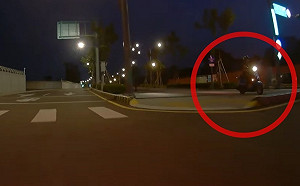 (影)騎上人行道驚險翻車畫面曝光！網痛批：這種騎法早晚出事