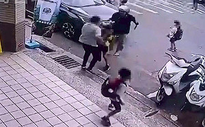 苗栗男子隨機砍人！熱心女英勇救人畫面曝光 成功護女童逃離