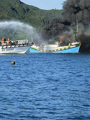 基隆外木山海域漁船起火　7船員跳海逃生