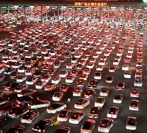 （影）泰山旅客擠爆「睡在馬桶」旁！中國十一塞爆 亂象叢生寸步難行