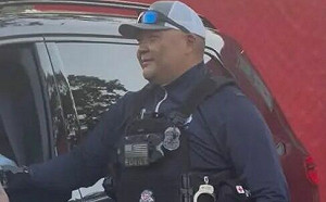 (影) 紐約中裔「全副武裝」扮川普保安! 掉彈匣洩底 被捕後身份遭起底