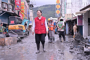 (影)民怨炸鍋！ 徐榛蔚說明會挨罵！災民轟沒作為、躺地、離席抗議