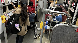 公車上默助搭輪椅老人　學生以腳當擋輪傳遞善意