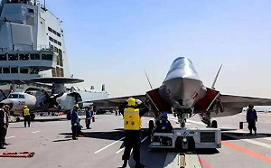 福建艦與山東艦三亞罕見同框! 傳10月18日入列海軍 對應舷號「18」