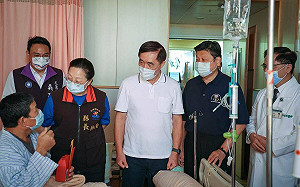 郝龍斌探視花蓮災民  縣長徐榛蔚、傅崐萁陪行