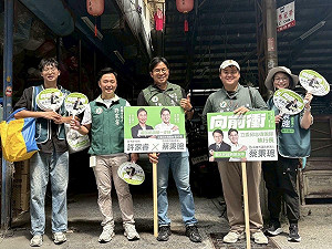 開高雄第三選區新人掃街第一槍 蔡秉璁聯合桃園議員許家睿市場拜票