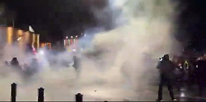 (影) 數千人衝向總統府拆柵欄! 喬治亞再爆反政府示威 特警催淚瓦斯強勢鎮壓