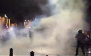 (影) 數千人衝向總統府拆柵欄! 喬治亞再爆反政府示威 特警催淚瓦斯強勢鎮壓