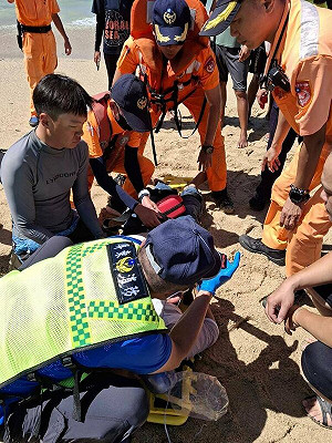 小琉球漁民膠筏作業翻覆落海　救起命危送醫搶救