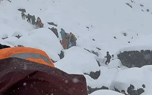 珠峰東坡突降暴雪千人受困! 帳篷被壓塌、有人失溫 西藏展開大規模救援