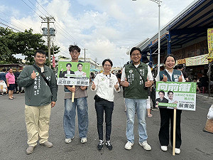 中秋前夕送火種    高雄議員參選人蔡秉璁期許延續民主火苗