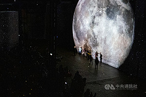 重返月球 湯姆漢克斯沉浸式紀錄片在巴黎召喚觀眾