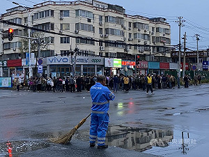 中秋不回家的人  北京馬駒橋日薪工人為生計奔波
