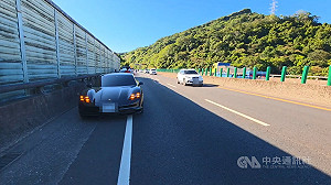 台62伸縮縫角鋼翹起釀25車爆胎　駕駛：提國賠