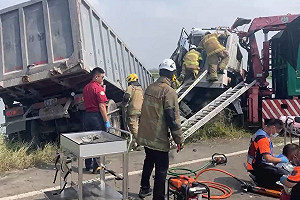 台南安南區2大貨車碰撞　1司機受困送醫不治