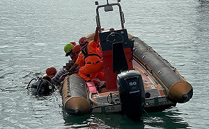枋寮港區傳人車落海   男駕駛獲救後無生命徵象  
