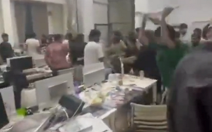 (影) 園區暴動影片曝光! 百名南亞裔員工怒砸柬埔寨電詐中心 警強力鎮壓