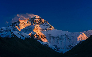 險變「骨灰級玩家」！數百人受困聖母峰東側 直言：那一刻才知人多渺小…