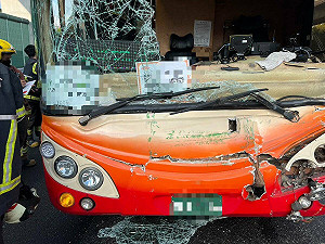 國1客運、大貨車事故28人輕傷!公路局介入調查:若有不法將開罰