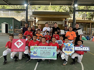 高雄桃源國小少棒隊風雨受損   運彩協進會贊助場地修繕與球具購買