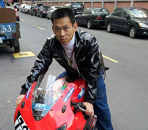 顏正國靈堂「遭偷拍打卡」！鋼鐵爸氣炸：為何要蹭流量