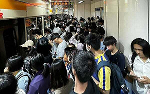 (影)中和新蘆線尖峰時間故障！近千乘客塞爆月台 北捷回應了