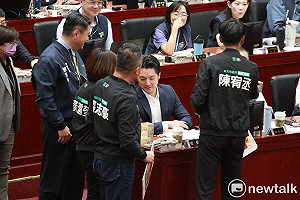 公然在北市議會工商?黃瀞瑩贈館長「大聲漢」 給蔣萬安護嗓