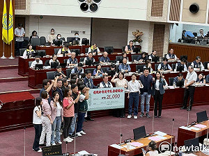 蔣萬安還沒施政報告 民進黨團曝2.1萬支票看板:還稅於民、普發現金