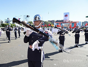 國慶大會鼓聲揭序幕　三軍儀隊精湛操槍全場喝采